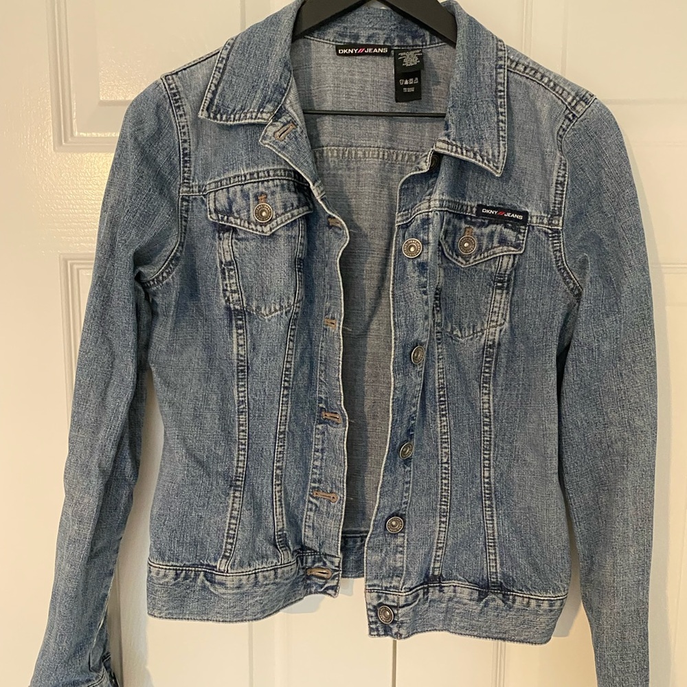 DKNY blue jean’s jacket, vintage. Adjusted fit.